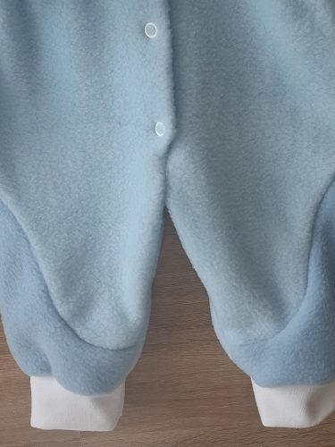 BébiNett - Asse 2 részes baba együttes, HÁLÓZSÁK HELYETTESÍTŐ polár mellényes nadrágos világoskék